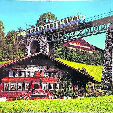 LESERBILD - Unser Leser Franz Jost schickte uns diese alte Postkarte der MOB-Brücke in Gstaad. EINGESANDT VON FRANZ JOST, SCHÖNRIED