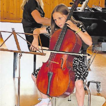 Neun erfolgreiche Certificats-Prüfungen - Anaïs Beetschen, Violoncello.