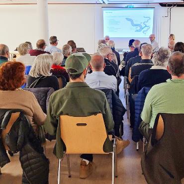 Sportzentrum Gstaad AG: drei Neue im Verwaltungsrat und eine Demission - Die Stimmberechtigten folgen gespannt den Ausführungen zum Stand des geplanten Projekts.