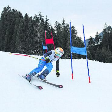 Zweiter Gstaad Airport Cup - Tiefe Position von Cyrill Steffen über die Kuppe.