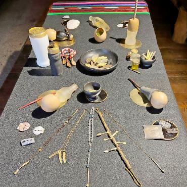 Zwischen Zartschmelz und Zerstörung: «Pow(d)er» in Gstaad - Der Koka-Altar von Lucía Moure zeigte die Kokablätter bei Weitem nicht nur im Kontext von Kokain als Droge, sondern in ihren vielfältigen
spirituellen und praktischen Verwendungsformen in Kolumbien.