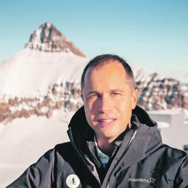 Klimawandel auf dem Glacier 3000: «Wir beobachten von Jahr zu Jahr, wie der Gletscher sich verändert» - Da Bernhard Tschannen viel in der Natur und den Bergen unterwegs ist, beobachtet er selbst mit wachsender Sorge die Klimaveränderungen und den Gletscherschwund. Er ist in Ringgenberg bei Interlaken aufgewachsen, besuchte die Tourismusfachschule in Siders, studierte am gleichen Ort Betriebsökonomie FH und schloss ein Executive MBA in Business Engineering in St. Gallen ab. Seit 2006 arbeitete er bei Glacier 3000 als Leiter Marketing Verkauf, 2009 wurde er CEO.