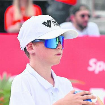Sommer, Sonne, Stimmung: Swatch Beach Pro Gstaad 2023 - Links: Grosse Kappe, grosse Brille – grosse Klasse. Einmal mehr lieferten die Ballkids grandiosen Service.
