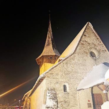 Stimmungsvoller Festivalauftakt - Schauplatz des Spektakels: die tief verschneite Kirche in Rougemont.