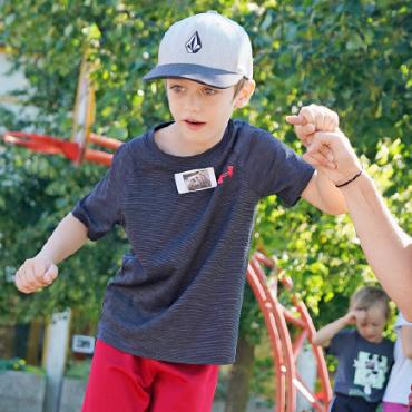 Spiel- und Sporttag der Schule Rütti: Altbekanntes und einige Neuerungen - Ein zukünftiger Slacklinemeister.