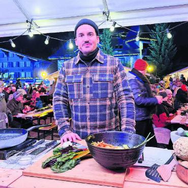 «Und... Action!» – «SRF bi de Lüt» sendete live aus Gstaad - Fabian Zbinden, der Koch der TV-Sendung «SRF bi de Lüt – Live». In der Sendung präsentierte er eine neue Variante des Gstaader Gemüsesauflaufs mit Saanensenf-Sauce. «Wunderschönes, frisches und knackiges Gemüse aus Gstaad», schwärmt Zbinden von den regionalen Zutaten.