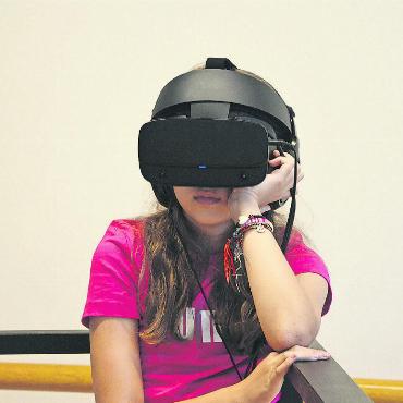 Bereit fürs Festival - Der Blick durch die VR-Brille gibt die Sicht frei auf einen zunehmend dahinschmelzenden Aletschgletscher. Dank der Lösungsvorschläge blieben die Kinder am Klimatag nicht so ratlos zurück, wie es auf dem Foto erscheint. FOTOS: JENNY STERCHI