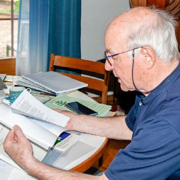 «Reden ist Silber, Zeigen ist Gold!» - Eugen Dornbierer bei der Recherche weiterer Themen.