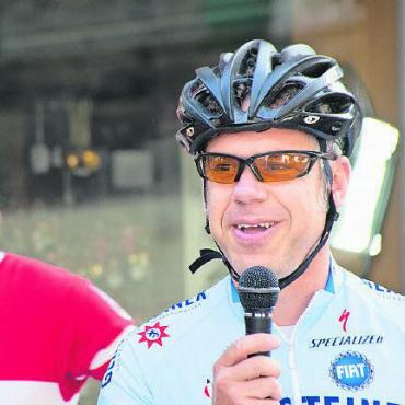 Premiere für die Gstaad Velo Classic - Sven Montgomery, am Sonntag als Speaker im Einsatz und ehemaliger Profradsportler aus Feutersoey, liess es sich nicht nehmen, die Lauenensee-Schlaufe zu fahren, denn diese Strecke war sein erstes Velorennen überhaupt.