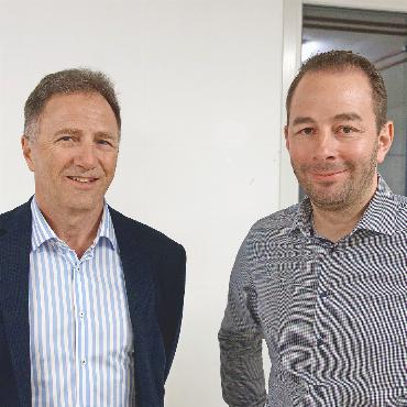 Sportzentrum Gstaad: Urs Zumbrunnen übernimmt das Präsidium - Die Generalversammlung der Sportzentrum Gstaad AG wählte Urs Zumbrunnen zum neuen Verwaltungsratspräsidenten (links) und Marcel von Grünigen in den Verwaltungsrat. FOTO: JONATHAN SCHOPFER