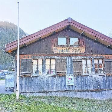 Beste Kuh im Stall: die Brockenstube - Die «Brocki» an der Allmistrasse in Saanen. FOTOS: VRENI MÜLLENER