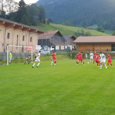 Ein Cupspiel auf Augenhöhe - Angespannte Spielsituation im 16er-Raum. Torhüter Janic Schläppi ist sehr aufmerksam! (Foto: Eugen Dornbierer-Hauswirth)