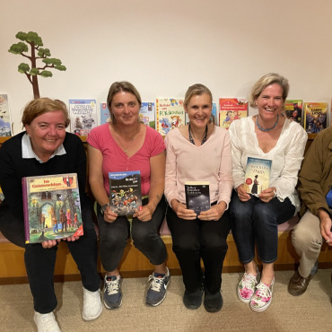 Wechsel im Vorstand - Von links: Die neue Präsidentin Elisabeth Wampfler, die neue Vizepräsidentin Andrea Hauswirth, die bisherige Kassieren Katrin Trummer, die abtretende  Präsidentin Esther Müller und der neue Revisor Erich Käser.     (Foto: zvg)