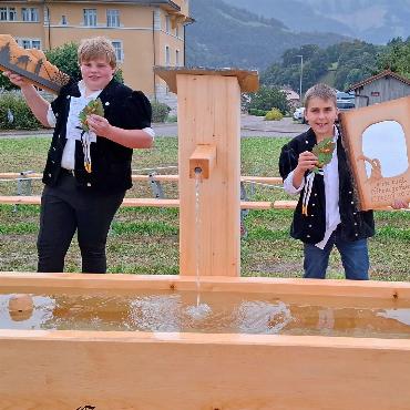 Zwei Zweige für Saaner Nachwuchsschwinger - Die beiden Zweigschwinger des Freiburger kantonalen Nachwuchsschwingertages Signer Simon (links) und Annen Michael.
FOTO: ZVG