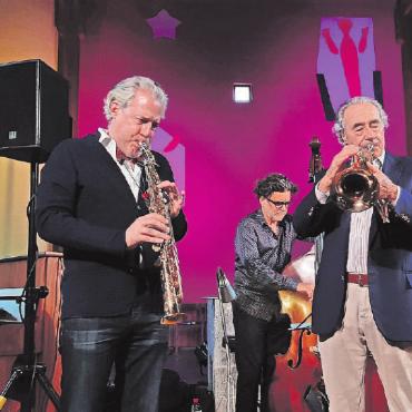 Weltklassejazz in Zweisimmen mit dem «Franco Ambrosetti Quintet» - Das «Franco Ambrosetti Quintet» brachte Weltklassejazz nach Zweisimmen: v.l. Dado Moroni, Klavier, Gianluca Ambrosetti, Sopransaxofon, Heiri Känzig, Bass, Franco Ambrosetti, Flügelhorn, und Alen Hodzic, Schlagzeug. FOTO: MARKUS BACHMANN