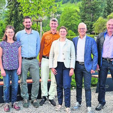 Jannik Sager neu im VR von Lenk-Simmental Tourismus - VR und Direktion Lenk-Simmental Tourismus AG: v.l. Pia Perren (St. Stephan Tourismus, bisher), Jannik Sager (St. Stephan Tourismus, neu), Lukas Eichenberger (VR-Präsident Lenk-Simmental Tourismus AG, neu), Helena Galanakis (Geschäftsführerin Lenk-Simmental Tourismus AG, neu), Albert Kruker (Direktor Lenk-Simmental Tourismus AG, abtretend) und Roger Friedli (VR-Präsident Lenk-Simmental Tourismus AG, abtretend). FOTO: ZVG