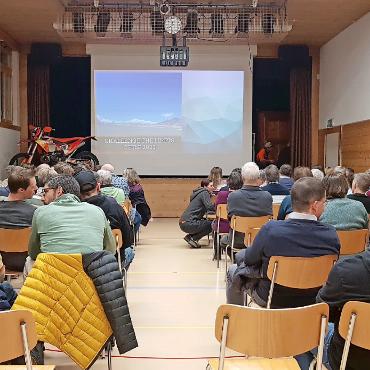 Daumen hoch: Thomas Schranz sucht das Abenteuer - Gegen 80 Interessierte lauschten den Erzählungen von Thomas Schranz. FOTO: KEREM S. MAURER