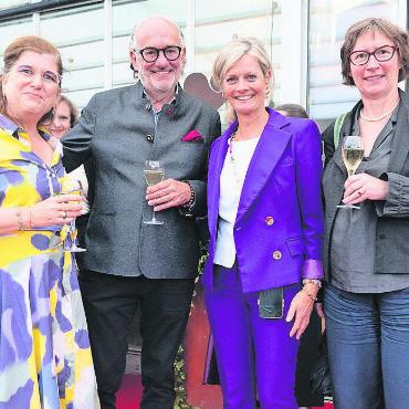 Gäste feiern Start der neuen Festivalsaison - Sibylle Birrer, Amtsvorsteherin Amt für Kultur Kanton Bern, Menuhin-Verwaltungsrat Hans-Ueli Tschanz und Marlène Tschanz, Head Fundraising & Events, sowie Anne Jäggi, Leiterin Abteilung Kulturförderung Kanton Bern.