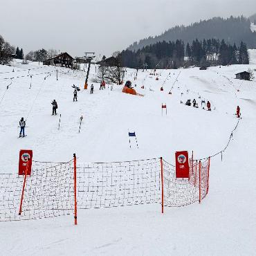 Zehn Mal deux – wenn Ski- und Sprachunterricht auf der Piste zusammentreffen - Die Deux-im-Schnee-Teilnehmenden lernen nicht nur Sprachen, sondern auch Ehrgeiz und Sportgeist beim Skirennen. FOTOS: ELISA OPPERMANN
