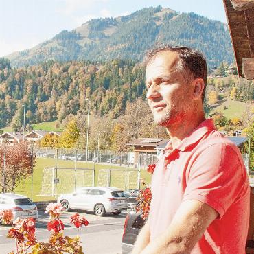 Die Liebe führte ihn ins Saanenland - Er liebt das Saanenland und träumt von seiner Heimat. FOTOS: KEREM MAURER