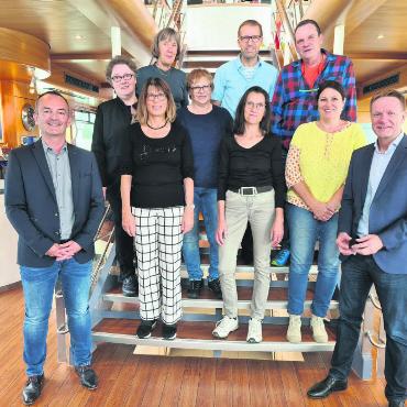 3505 Jahre Engagement für die Spital STS AG - Adrian Gehri (CEO ad interim, rechts) und Olivier Furrer (Leiter HR, links) mit acht Mitarbeitenden mit 35 und 40 Jahren Dienstjubiläum: unten v.l. Christine Weisskirchen-Röthlisberger, Eliane Oesch, Viktoria Stucki-Schilli, Monika Wingeier und Ulrike Schmitt; hinten v.l. Edith Hoffland Locher, Martin Tanner und Daniel Rindlisbacher. FOTO: ZVG