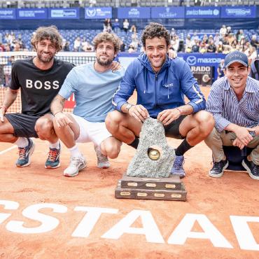Topshot Berrettini holt sich den zweiten Gstaad-Titel - Strahlen um die Wette: Sieger Matteo Berrettini (Zweiter v.r.) mit seinem Coaching- und Supporterteam. Rechtes Bild: Quentin Halys, der sich im Finale geschlagen geben musste, jedoch eine leistungsstarke Turnierwoche ablieferte. FOTOS: FABIAN MEIERHANS/EFG SWISS OPEN GSTAAD 2024