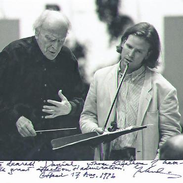 Daniel Hope: «Diese Rolle übernehmen zu dürfen, war immer ein grosser Traum» - Gstaad 1996: Yehudi Menuhin (links) und Daniel Hope bei einer Probe für Prokofievs zweites Violinkonzert. Unter dem Foto schrieb Menuhin die persönliche Widmung: «To dearest Daniel, whose lifetime I have shared with great affection and admiration.» (Auf Deutsch: An den liebsten Daniel, dessen Leben ich mit grosser Zuneigung und Bewunderung geteilt habe.) FOTO: URBAN UEBELHART