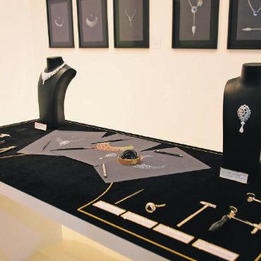 Mehr Kunst als Kühe – Gstaad im Ausstellungsfieber - Chanel präsentierte anhand von Bildern, wie ihr hochwertiger Schmuck hergestellt wird. Ob dieser bald in Gstaad im Laden erhältlich ist?