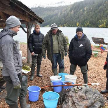 Abtauchen, auftauchen, aufräumen: Arnenseeputzete - Die «Fusstruppen» – sie haben mit weiteren freiwilligen Helferinnen und Helfern den Unrat auf dem Uferweg zusammengetragen.