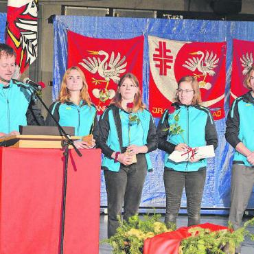 Fahnenweihe des TV Saanen-Gstaad - Bernhard Würsten dankt dem Komitee, das die Fahne entworfen hat: (von links) Tim Staub (verdeckt hinter Würsten), Belinda König, Naëlle Reuteler, Katrin Hefti und Kim von Grünigen).