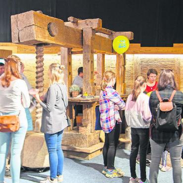 Impressionen: Endlich wieder Gstaader Messe! - Die Hefti & Domke Holzbau GmbH ist mit einer überdimensionalen Drehbank vor Ort.