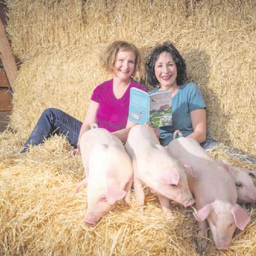 Fröhliche Buchpräsentation in Zweisimmen - Die beiden Autorinnen Blanca Burri und Sabine Reber. FOTO: ZVG