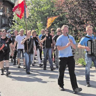 Rolf Reichenbach souveräner Amtsfähnrich - Umzug durchs Dorf. FOTOS: ZVG