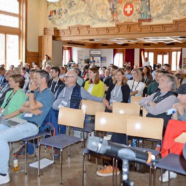 Wandert die GenZ eigentlich? - Rund 120 Teilnehmende verfolgten gespannt – und amüsiert – die beiden Redner aus ganz unterschiedlichen Generationen. FOTOS: SONJA WOLF