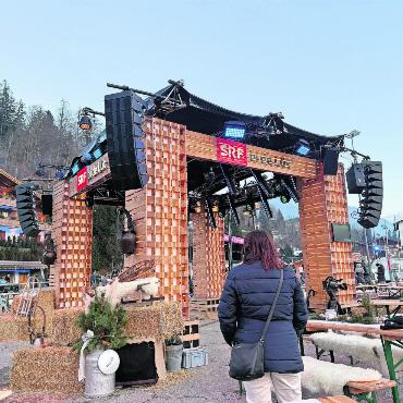 «Und... Action!» – «SRF bi de Lüt» sendete live aus Gstaad - «SRF bi de Lüt – Live» aus Gstaad. Am Samstagabend nahmen monatelange Vorbereitungen eine Ende. Die Liveübertragung der populären TV-Sendung wurde vom Eisbahnareal ausgestrahlt.
