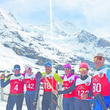 Erfolgreiche Bergführer an den IVBV-Skimeisterschaften in Grindelwald - Nach dem Aufstiegsrennen. Es fehlen Bernhard, Armin, Ueli G. und Arnold, welche das Aufstiegsrennen auch absolvierten.