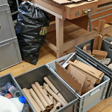 «Ich hätte mir keinen besseren Auftakt wünschen können!» - Die Materialien stehen fein säuberlich aufgereiht bereit, um in ein Instrument verwandelt zu werden.