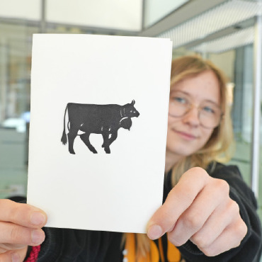 Die Kunst des Scherenschnitts ist komplizierter als gedacht - Der erste Scherenschnitt von Paula H. Mittag. FOTO: JONATHAN SCHOPFER