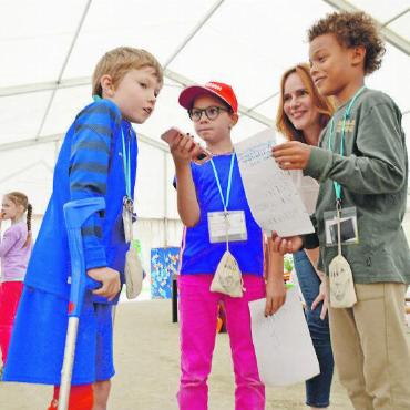 Mini-Gstaad: «Hier regieren wir Kinder!»   - «Und welcher Beruf hat dir am besten gefallen?» Journalisten müssen neugierig sein. Sonja Wolf vom «Anzeiger von Saanen» gibt Tipps zur Interviewführung. FOTO: LADINA