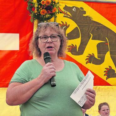 Lauenen feiert den Beitritt als Bergsteigerdorf - Auch Dorforganisationspräsidentin Maja Perreten betonte in ihrer Festansprache das behutsame Erhalten der natürlichen Ressourcen: Das neue Label «spricht diejenigen Gästegruppen an, die wie wir selbst Lauenen als wunderschönen und einzigartigen Ort ansehen. Es braucht keine neuen Ressourcen – die angesprochenen Besucher wollen das nutzen, was da ist.»