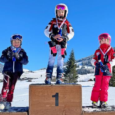 Heiti JO-Cup 2025 – lauter «coole Socken» - Podest Mädchen Jahrgang 2017: 2. Elin Riedi, 1. Amaelle In-Albon, 3. Gabriela Batellar. FOTOS: ZVG