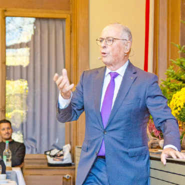 Seniorinnen und Senioren erleben einen Adolf Ogi in Hochform - Alt Bundesrat Adolf Ogi sprach über sein Leben und seine politische Karriere im Landhaus Saanen. FOTO: JOCELYNE PAGE