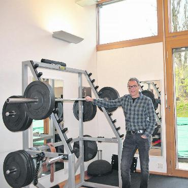 Gymer Gstaad ist Swiss Olympic Partnerschule - Bei der Einrichtung des Kraftraumes in der Turnhalle Ebnit wurde schon auf Ansprüche des Leistungssports geachtet. Die Olympische Langhantel gehört zum Beispiel in den Trainingsplan der Skirennfahrerinnen und -fahrer.