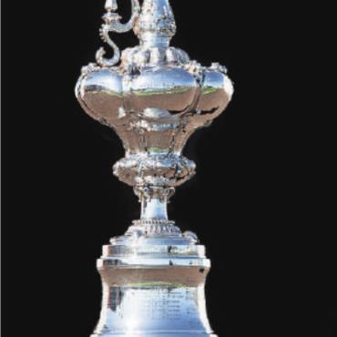 Der America’s-Cup-Pokal und seine kleine Schwester in Gstaad - Die Originaltrophäe. Von der Silberkanne im GYC unterscheidet sie sich nur in kleinen dekorativen Elementen und den Siegernamen, die auf der Kanne selbst und dem zweistöckigen Sockel eingraviert sind. FOTO: ZVG