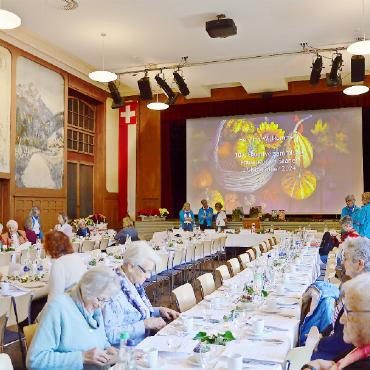 Traditionsreiche Tatkraft: Der Frauenverein Saanen tagt zum 107. Mal - Herbstliches Flair bei der 107. Hauptversammlung des Frauenvereins Saanen.