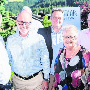 Ein Glas auf das 67. Mal Gstaad Menuhin Festival & Academy - (Von links) Alt Bundesrat Johann Schneider-Ammann, Stefan Kölliker, Regierungspräsident von St. Gallen, mit Thomas, Dorli und Hans Kölliker.