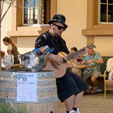 Saaner Brocante: Rekordbeteiligung bei bestem Sommerwetter - Bluesman Marc Amacher verlieh dem Dorf eine beschwingte Note.