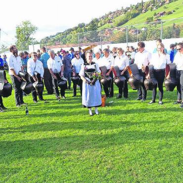 Treichler-Club Schönried am Oberländischen Trychlertreffen - Der Treichler-Club Schönried beim Austreicheln rund um die Ehrendame. FOTO: OTTO KNÖRI