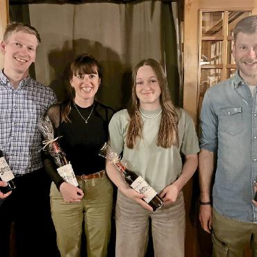Sonne, Schneesport und Spannung: das Jugend- und Clubrennen des Skiclubs Gsteig-Feutersoey - (V.l.) Clubmeister:innen Dominik Brand (Ski alpin), Jenny Reichenbach (Ski nordisch), Carla Walker (Ski alpin) und Neil Romang (Ski nordisch).
