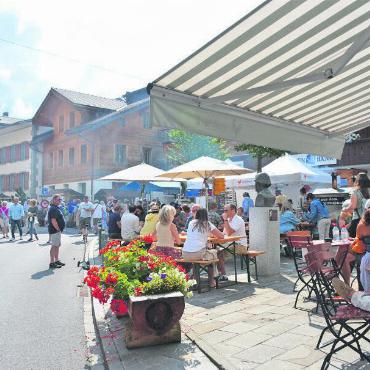 Die Brocante feiert ihre 20. Ausgabe - Fröhliches Beisammensein.